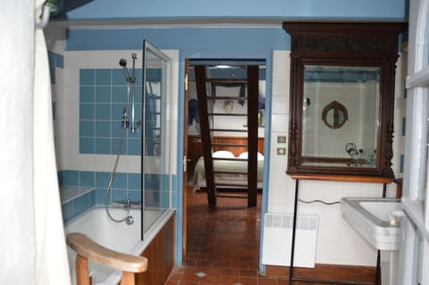 Double Room (Bleue) | Bathroom amenities | Combined shower/tub, free toiletries, hair dryer, towels