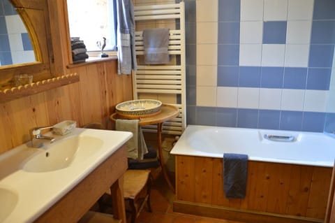 Family Room (Basse) | Desk, iron/ironing board, free WiFi, bed sheets