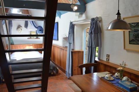 Double Room (Bleue) | Desk, iron/ironing board, free WiFi, bed sheets