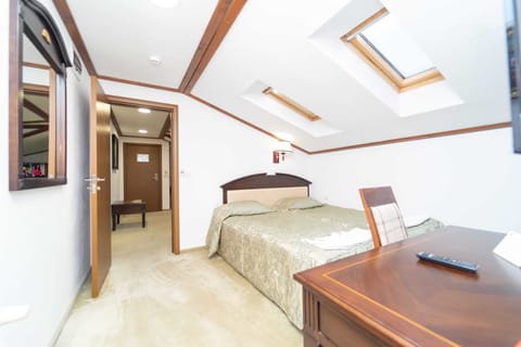 VIP Suite | Minibar, desk, blackout drapes, iron/ironing board