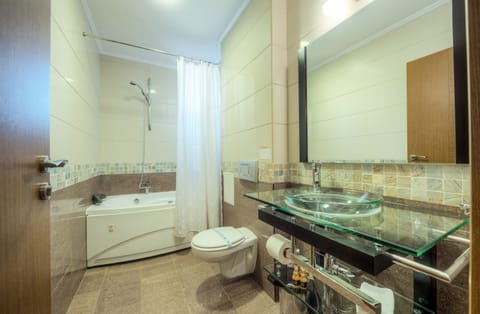 Apartment, 1 Bedroom | Bathroom | Free toiletries, hair dryer, towels, soap