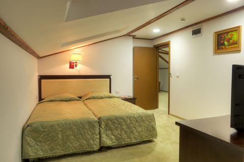 VIP Suite | Minibar, desk, blackout drapes, iron/ironing board