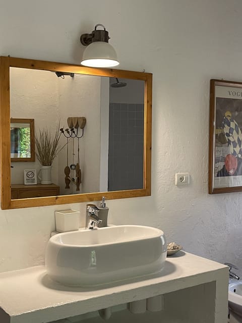 Double Room, River View, Ground Floor | Bathroom | Shower, rainfall showerhead, hair dryer, towels