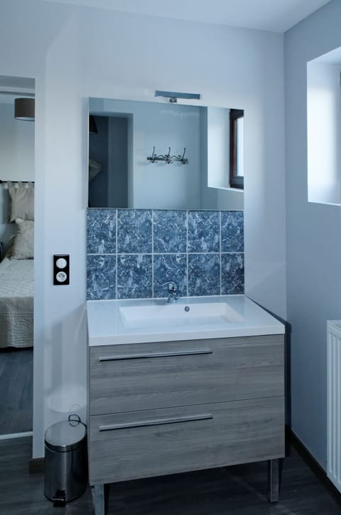 Double Room (Chambre aux Mésanges) | Bathroom sink