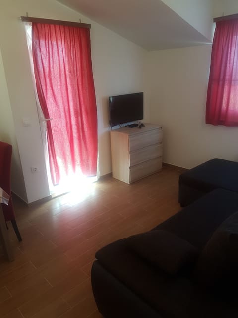 Comfort Apartment, 2 Bedrooms, Sea View | Living room | Flat-screen TV