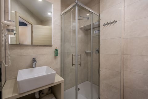 Deluxe Double Room | Bathroom | Shower, free toiletries, hair dryer, bathrobes