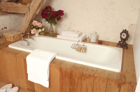 Room (La Grainerie) | Bathroom | Free toiletries, hair dryer, towels