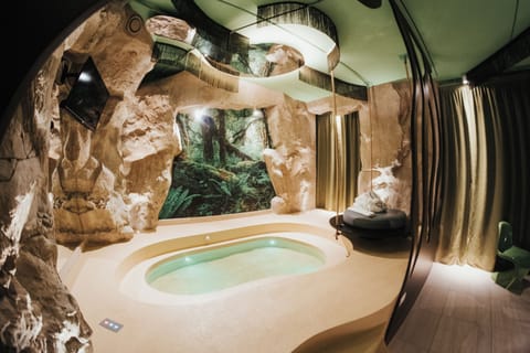 Suite (Round) | Bathroom | Free toiletries, hair dryer, slippers, bidet