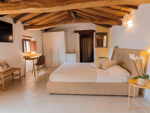 Junior Suite | 1 bedroom, minibar, desk, WiFi