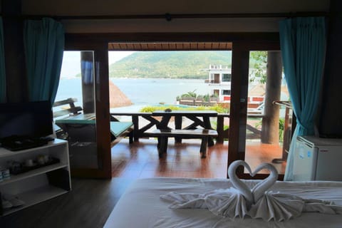 Superior Double Room with Sea View | Bathroom | Free toiletries, hair dryer, bathrobes, towels