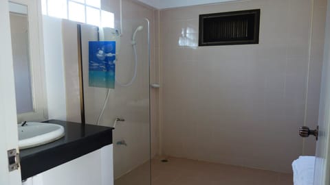 Villa with Sea View | Bathroom | Shower, free toiletries, hair dryer, towels