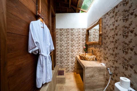 Junior Suite, Pool View | Bathroom | Shower, free toiletries, hair dryer, towels