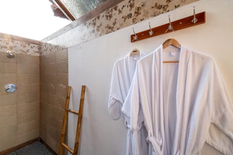 Superior Double Room | Bathroom | Shower, free toiletries, hair dryer, towels