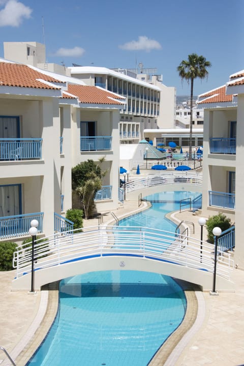 Indoor pool, 2 outdoor pools
