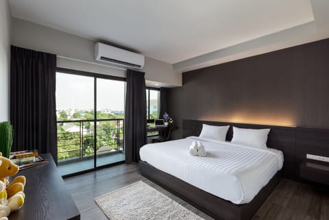 S Deluxe Room | Bathroom | Shower, free toiletries, hair dryer, towels
