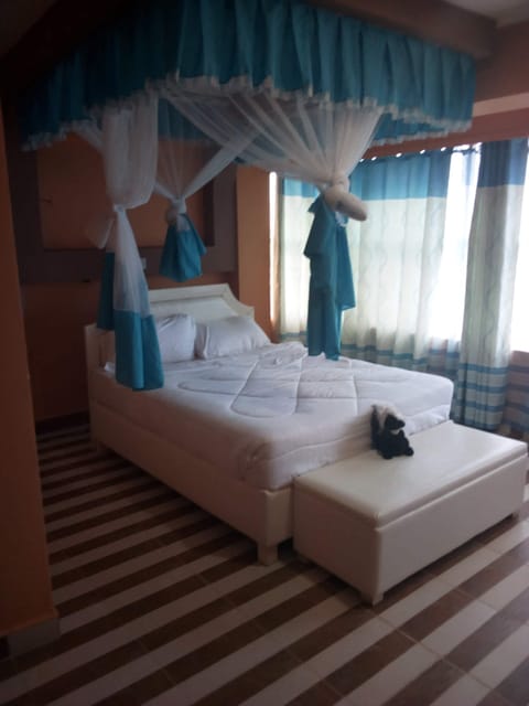 Deluxe Room | Desk, iron/ironing board, free WiFi, bed sheets