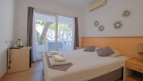 Standard Double Room | Minibar, in-room safe, desk, laptop workspace