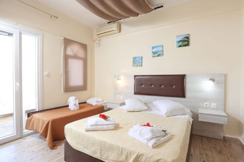 Triple Room, Partial Sea View | In-room safe, soundproofing, iron/ironing board, free WiFi