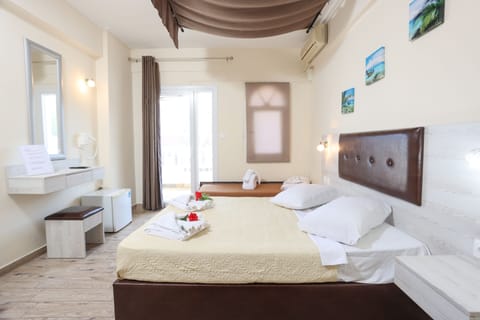 Triple Room, Partial Sea View | In-room safe, soundproofing, iron/ironing board, free WiFi