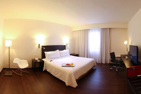 Deluxe Room, 1 King Bed | In-room safe, desk, blackout drapes, iron/ironing board