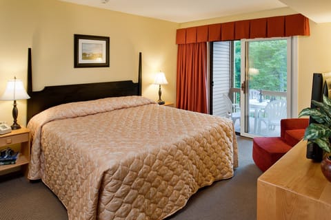 Deluxe Suite, 2 Bedrooms | 2 bedrooms, desk, iron/ironing board, free cribs/infant beds