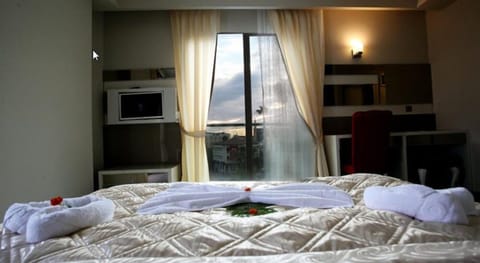 Suite | Minibar, desk, soundproofing, WiFi (free)