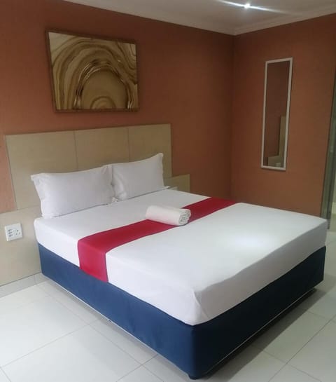 Traditional Room (4) | Minibar, desk, cribs (free), bed sheets