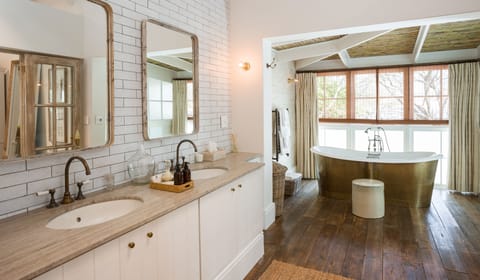 Gelatenheid A | Bathroom | Hair dryer, slippers, towels