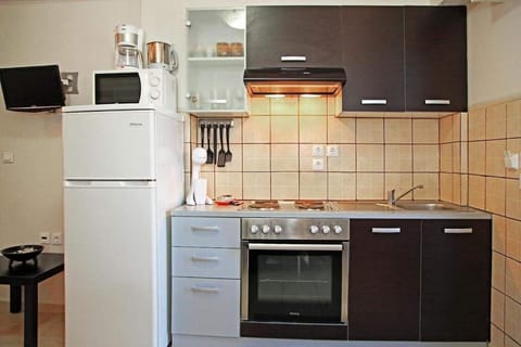 Apartment, 2 Bedrooms | Private kitchen | Fridge, microwave, oven, stovetop