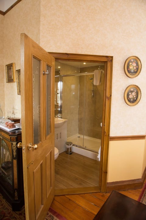 Deluxe Double or Twin Room, 1 Double or 2 Twin Beds, Garden View | Bathroom | Free toiletries, towels