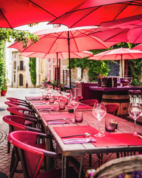 3 restaurants; lunch and dinner served