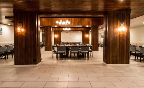 Breakfast, lunch, dinner served; American cuisine