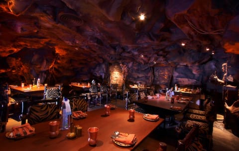 2 restaurants; breakfast, lunch, and dinner served
