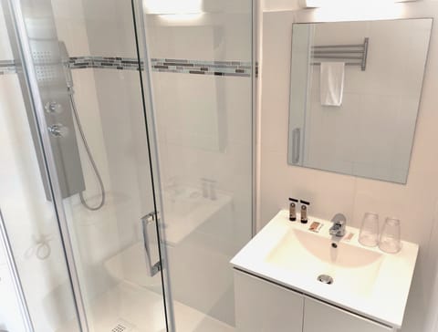 Junior Room, Non Smoking, Hot Tub | Bathroom | Shower, hair dryer, towels