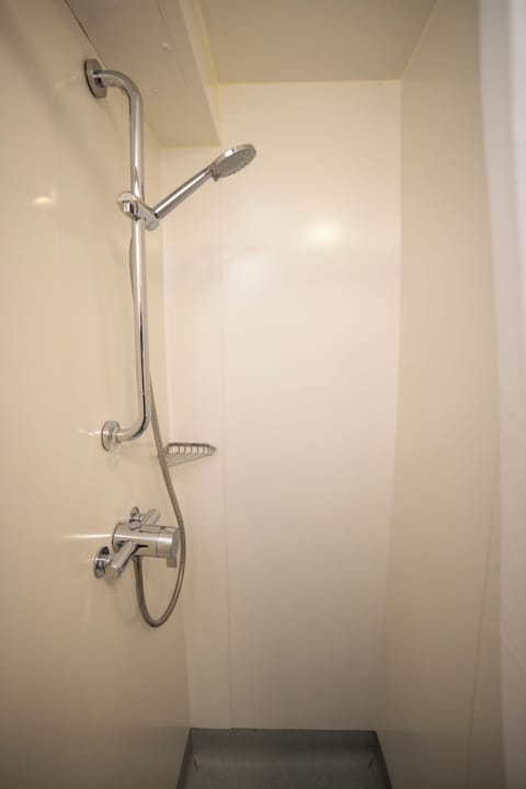 Basic Single Room (with en-suite) | Bathroom | Shower, free toiletries, towels