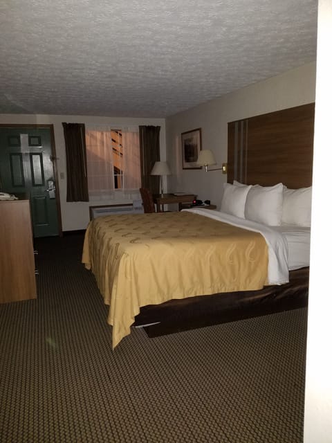 Desk, iron/ironing board, rollaway beds, free WiFi