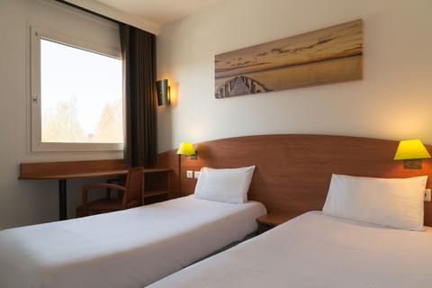 Twin Room | Desk, laptop workspace, blackout drapes, iron/ironing board