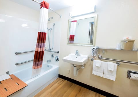 Superior Room, 1 King Bed, Accessible (Smoke Free) | Bathroom | Free toiletries, towels