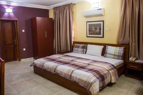 1 bedroom, premium bedding, in-room safe, desk