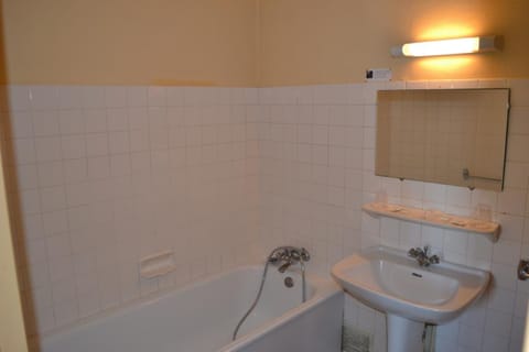 Combined shower/tub, hair dryer, bidet, towels