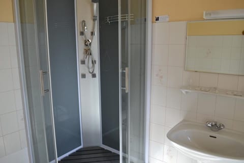 Combined shower/tub, hair dryer, bidet, towels