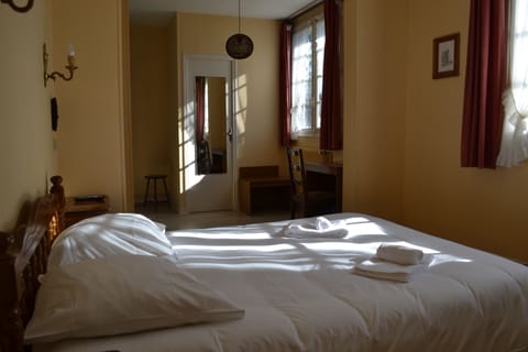 Double Room, 1 Double Bed | Individually decorated, individually furnished, desk, blackout drapes