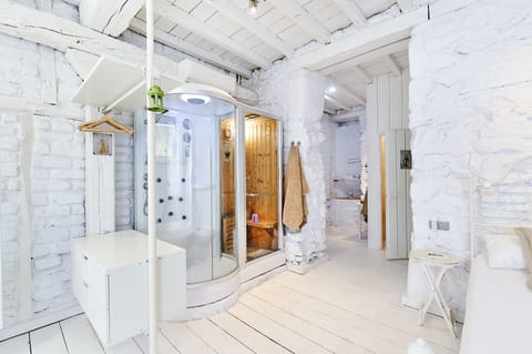 5 bedrooms, down comforters, minibar, individually decorated