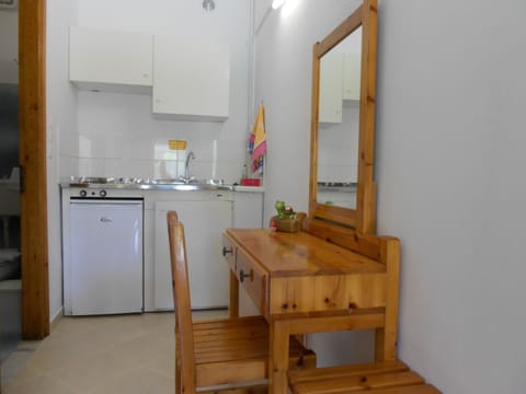 Studio, Ground Floor | Private kitchen | Fridge, stovetop, electric kettle, cookware/dishes/utensils