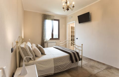 Standard Double Room, Ensuite, River View | Premium bedding, down comforters, free WiFi, bed sheets