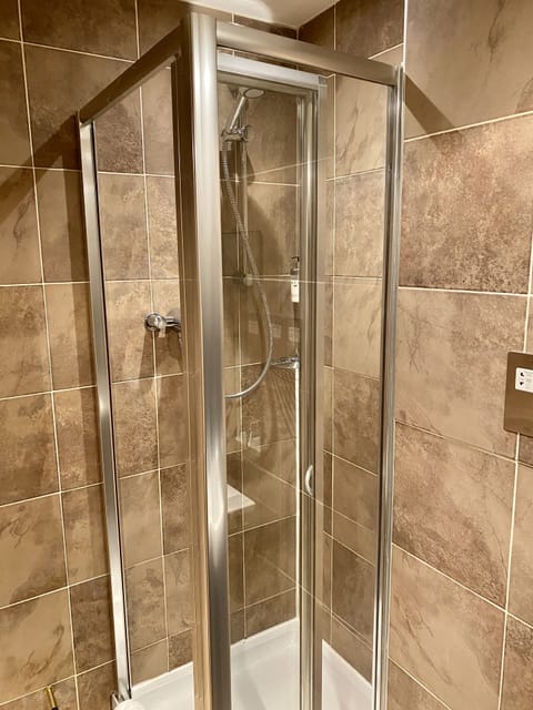 Single Room | Bathroom | Shower, free toiletries, hair dryer, towels