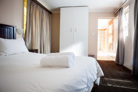 Deluxe Double or Twin Room | 1 bedroom, minibar, in-room safe, desk