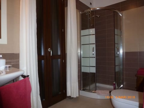 Double Room, Terrace | Bathroom | Shower, rainfall showerhead, free toiletries, hair dryer