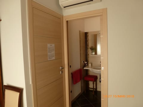 Double Room | Bathroom | Shower, rainfall showerhead, free toiletries, hair dryer
