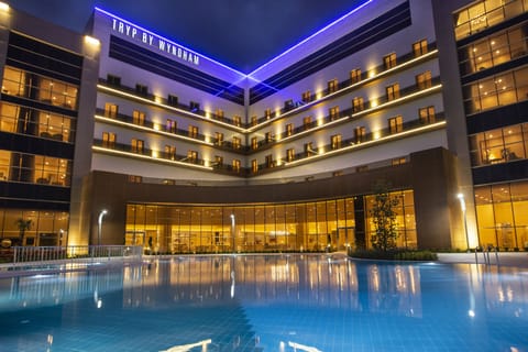 Seasonal outdoor pool, free cabanas, pool umbrellas